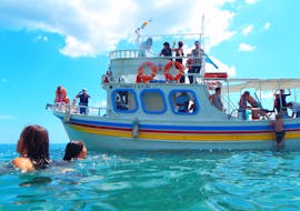 Jeder schwimmt um das Boot bei der Bootstour entlang der Küste zur Saint George's Bay mit Zorbas Cruises Hersonissos
