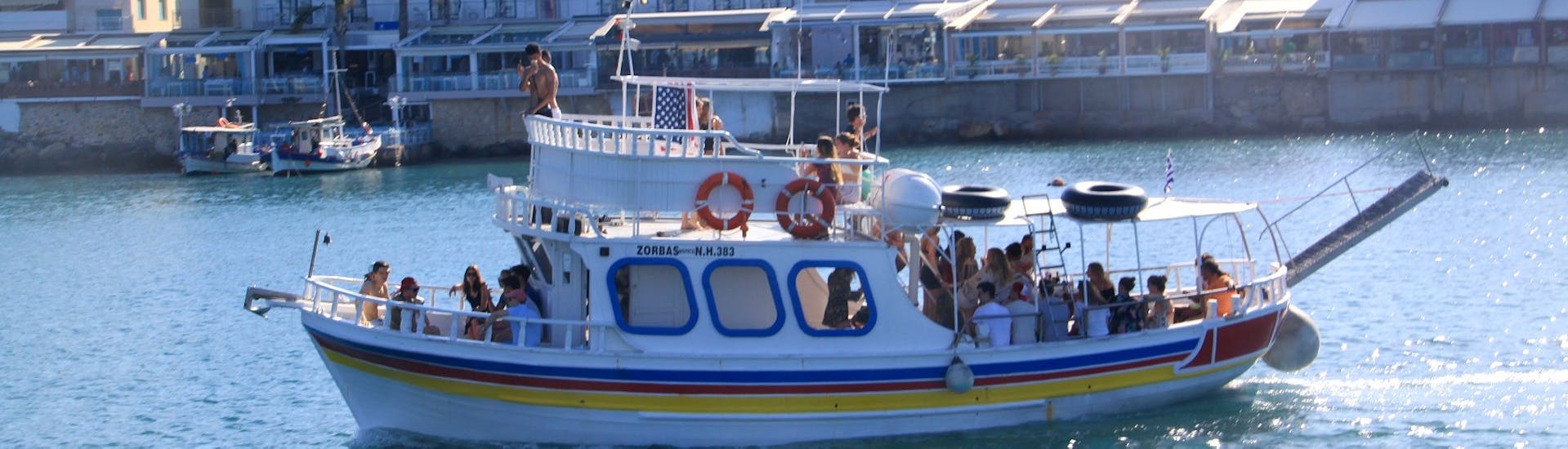 La barca naviga con tutti i partecipanti a bordo durante il giro in barca lungo la costa fino alla Baia di Saint George con Zorbas Cruises Hersonissos.