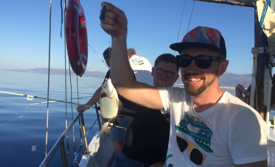 Uno de los participantes consiguió pescar su primer pez durante la excursión de pesca en barco al atardecer desde Hersonissos con Zorbas Cruises Hersonissos.