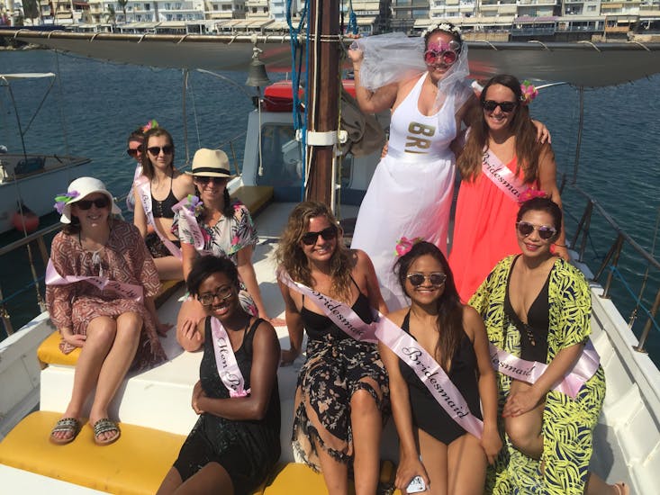 La sposa e la damigella sono in barca durante un giro in barca privato lungo la costa cretese con Zorbas Cruises Hersonissos.