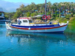 Unser Boot wartet bei der Privaten Bootstour entlang der Küste von Kreta mit Zorbas Cruises Hersonissos.