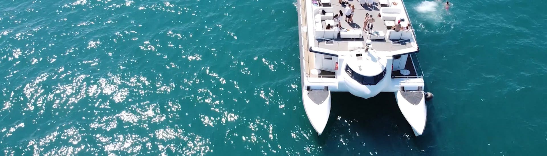 Gita in catamarano da Valencia a Port Saplatja con bagno in mare e visita turistica.