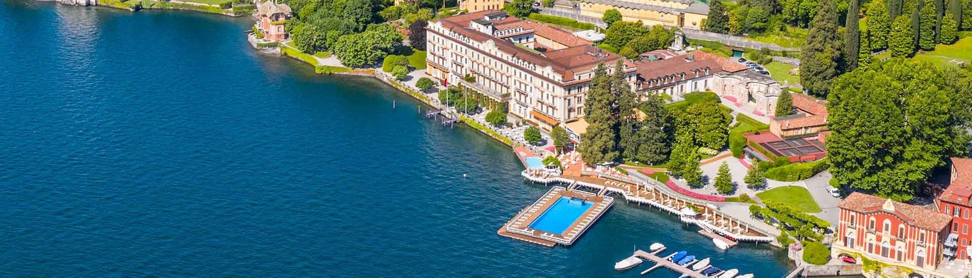 Vista desde arriba de una parada con el Alquiler de Barcos de Tremezzina en el Lago Como.