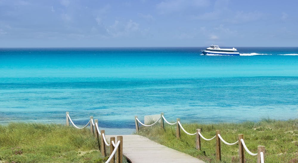 VIsta del traghetto dalla costa durante il Tragetto andata e ritorno da Ibiza a Formentera con Sea Experience Ibiza.