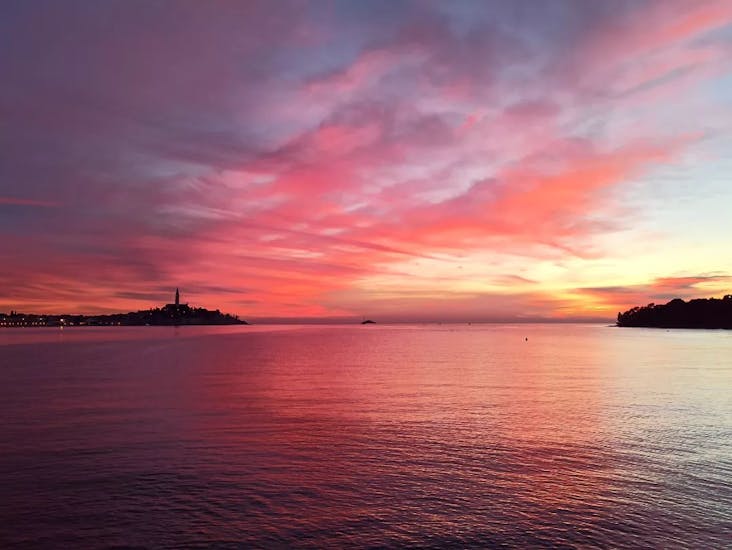 VIsta del tramonto durante il Giro in barca privata da Rovigno con avvistamento delfini al tramonto.