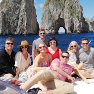 Algunos participantes están encantados de participar en el paseo en barco de Sorrento a Capri con almuerzo y aperitivo con The Morgans.
