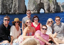 Einige Teilnehmer freuen sich über die Teilnahme an der Bootstour von Sorrent nach Capri mit Mittagessen und Apéritif mit The Morgan Boats Sorrento.