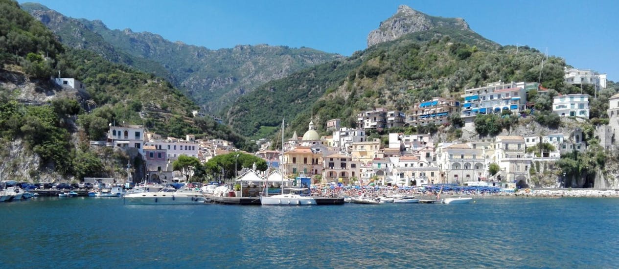 La costa de Sorrento vista desde el barco durante el paseo en barco privado de Sorrento a Capri con aperitivo y buceo con The Morgans.