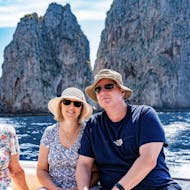 Zwei Teilnehmer freuen sich über die Teilnahme an der privaten Bootstour von Sorrent nach Capri und Positano mit Aperitif und Schnorcheln mit The Morgan Boats Sorrento.