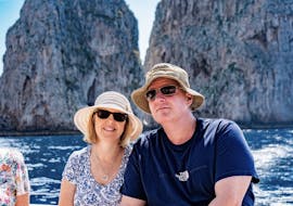 Zwei Teilnehmer freuen sich über die Teilnahme an der privaten Bootstour von Sorrent nach Capri und Positano mit Aperitif und Schnorcheln mit The Morgan Boats Sorrento.