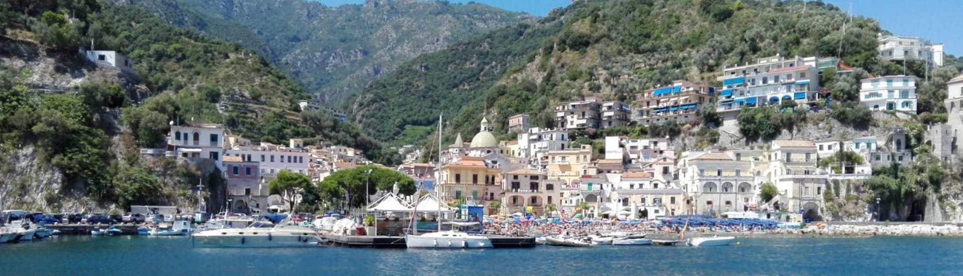 Die sorrentinische Küste vom Boot aus gesehen während der privaten Bootstour von Sorrent nach Capri und Positano mit Aperitif und Schnorcheln.