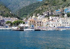 La costa de Sorrento vista desde el barco durante el paseo en barco privado de Sorrento a Positano con aperitivo y buceo con The Morgans.