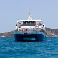 Nuestro catamarán navega con todos a bordo durante la Excursión en Catamarán a Cala Saona o Llevant con Apéritif con Sea Experience Ibiza.