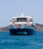 Nuestro catamarán navega con todos a bordo durante la Excursión en Catamarán a Cala Saona o Llevant con Apéritif con Sea Experience Ibiza.