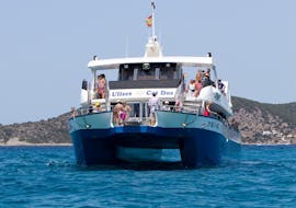 Unser Katamaran fährt während der Katamaran-Tour nach Cala Saona oder Llevant mit Aperitif und Schwimmstopps mit Sea Experience Ibiza.
