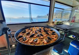 Eine hausgemachte Paella serviert bei der Katamaran-Tour zum Naturpark Ses Salines mit Paella mit Sea Experience Ibiza.