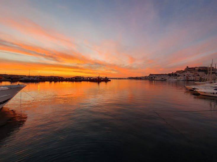 Catamarantocht van Ibiza Stad naar Platja d'en Bossa met zwemmen & zonsondergang.