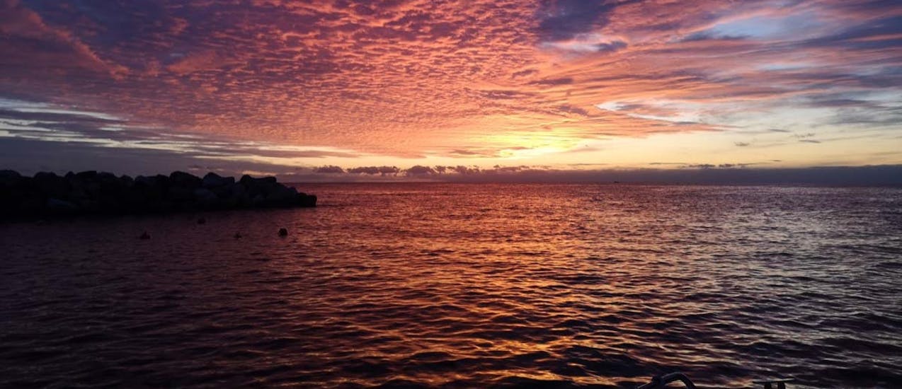 Bootstour bei Sonnenuntergang ab Manarola entlang der Cinque Terre mit Aperitif.