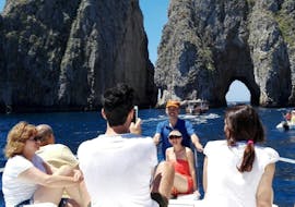 Algunos participantes están encantados de participar en el paseo privado en Barco de Sorrento a Amalfi con Apéritif y Snorkel con The Morgans.
