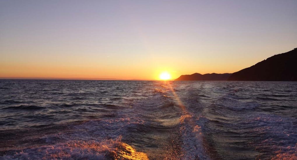 Giro privato in barca alle Cinque Terre al tramonto con aperitivo.