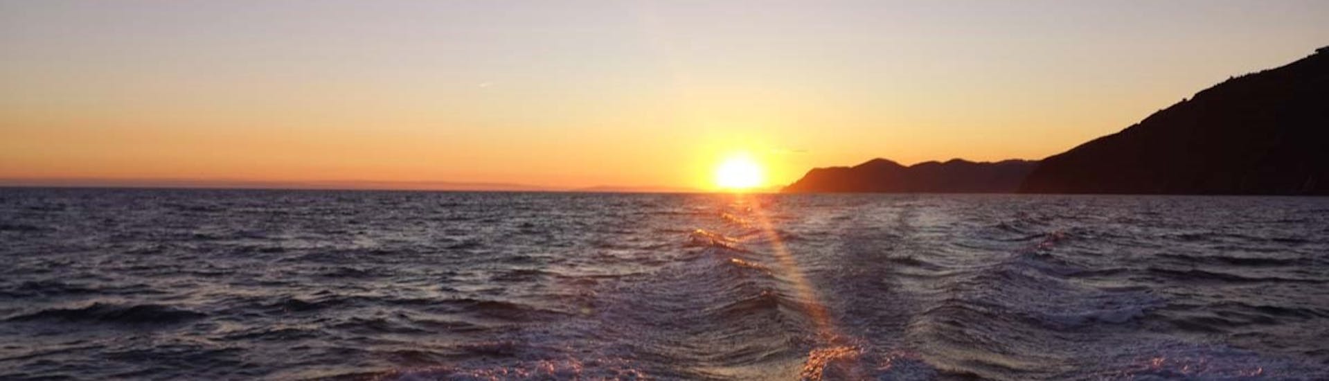 Excursion privée en bateau au coucher du soleil le long des Cinque Terre avec apéritif.