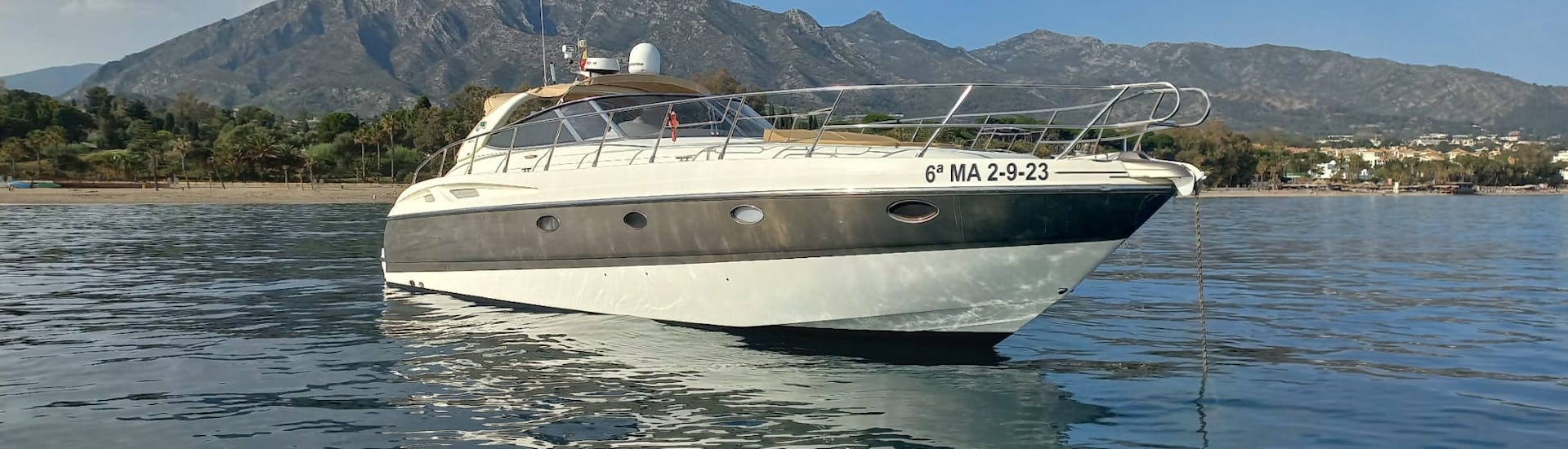 Foto de un barco de Royal Catamarán Marbella durante un paseo privado.