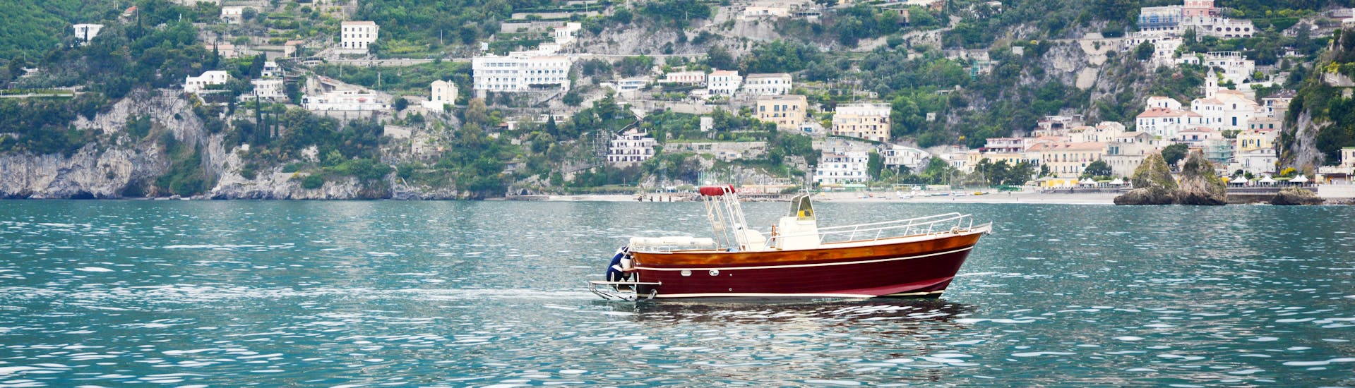 Das Boot von Blu Mediterraneo Amalfiküste während der Bootstour von Salerno entlang der Amalfiküste.