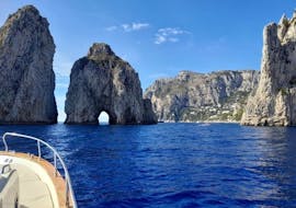 Foto de la isla de Capri durante el paseo en barco de Salerno a la isla de Capri.