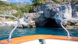 Vista dalla barca di Blu Mediterraneo Amalfi Coast durante la Gita in barca privata da Salerno lungo la Costiera Amalfitana.