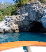 Blick vom Boot von Blu Mediterraneo Amalfiküste während der privaten Bootstour von Salerno entlang der Amalfiküste.