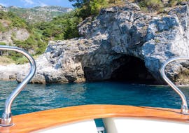 Vista desde el barco de Blu Mediterraneo Amalfi Coast durante el paseo en barco privado desde Salerno por la Costa Amalfitana.