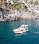 Foto del barco Blu Mediterraneo Costa Amalfitana durante el paseo en barco privado de Salerno a la isla de Capri.