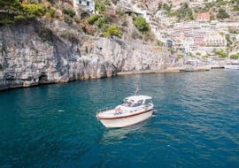 Foto del barco Blu Mediterraneo Costa Amalfitana durante el paseo en barco privado de Salerno a la isla de Capri.