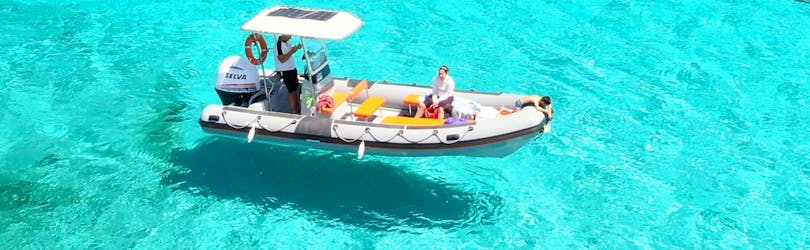 Le bateau semi-rigide utilisé par Amato Escursioni Asinara lors de la balade en bateau semi-rigide dans le parc national de l'Asinara avec Apéritif.