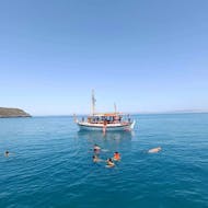 Vista del barco utilizado para la excursión en barco de Chania a Agioi Theodoroi y Lazaretta con Swimming with Manos Cruises Chania.