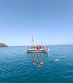Uitzicht op de boot gebruikt voor de Boottocht van Chania naar Agioi Theodoroi & Lazaretta met Zwemmen met Manos Cruises Chania.