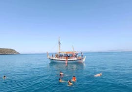 Vista del barco utilizado para la excursión en barco de Chania a Agioi Theodoroi y Lazaretta con Swimming with Manos Cruises Chania.