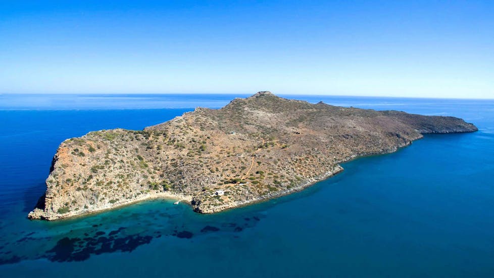 Una delle isole dove andrete durante la Gita in barca da Chania ad Agioi Theodoroi e Lazaretta con Manos Cruises Chania.