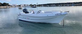 Un bateau à louer sans permis à Formentera pour jusqu'à 4 personnes avec Barco Rent Formentera.