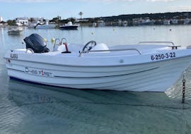 Un barco para alquilar sin licencia en Formentera para hasta 4 personas con Barco Rent Formentera.