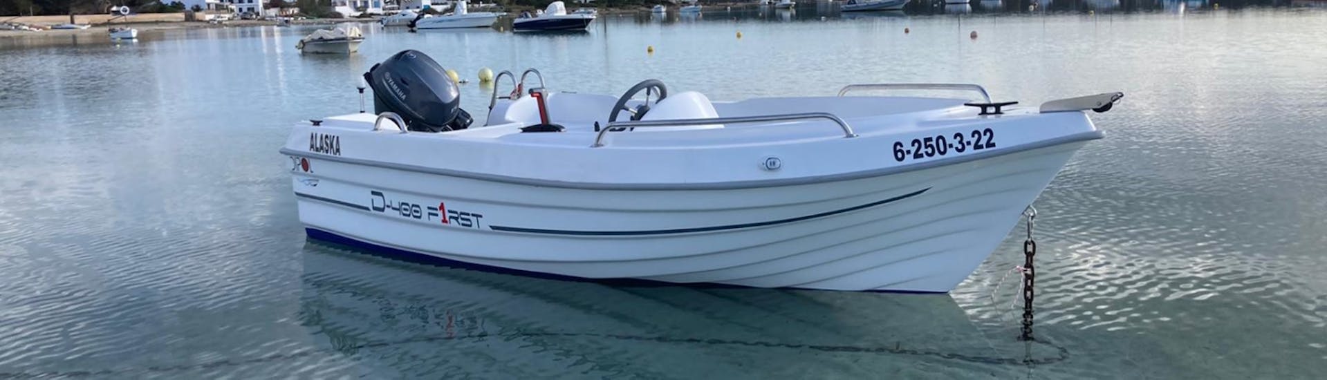 A boat to rent without license in Formentera for up to 4 people with Barco Rent Formentera.