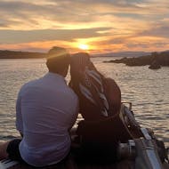Un couple pendant la Balade en bateau de Chania à Lazaretta au coucher du soleil avec Manos Cruises Chania.