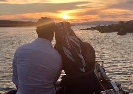 Ein Paar während der Bootstour von Chania nach Lazaretta bei Sonnenuntergang mit Manos Cruises Chania.
