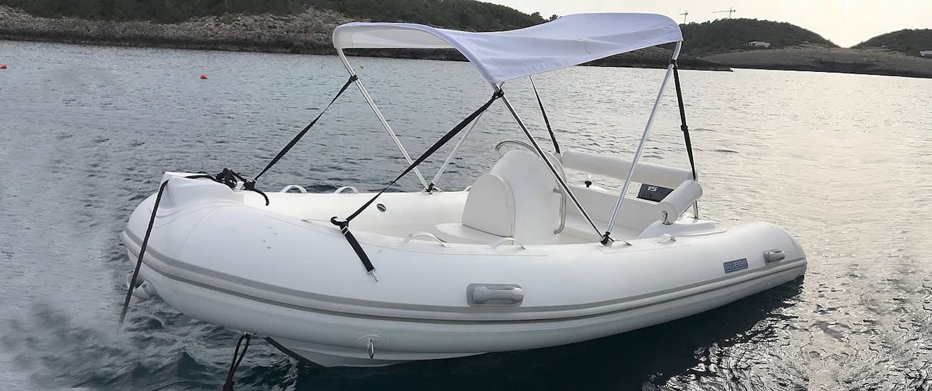A boat to rent without license in Formentera for up to 6 people with Barco Rent Formentera.
