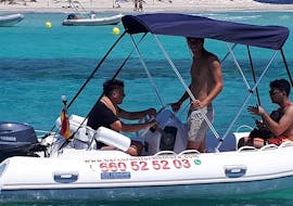 Un bateau à louer sans permis à Formentera pour jusqu'à 6 personnes avec Barco Rent Formentera.