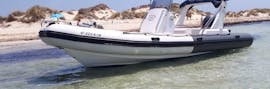 Un gommone del Noleggio barche a La Savina a Formentera (fino a 12 persone) con Barco Rent Formentera.