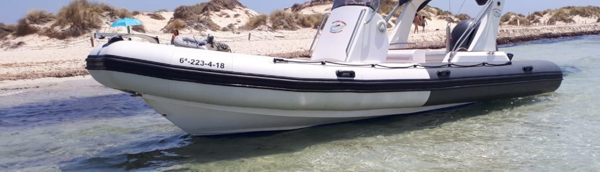 Un bateau de location licencié à Formentera pour jusqu'à 12 personnes avec Barco Rent Formentera.