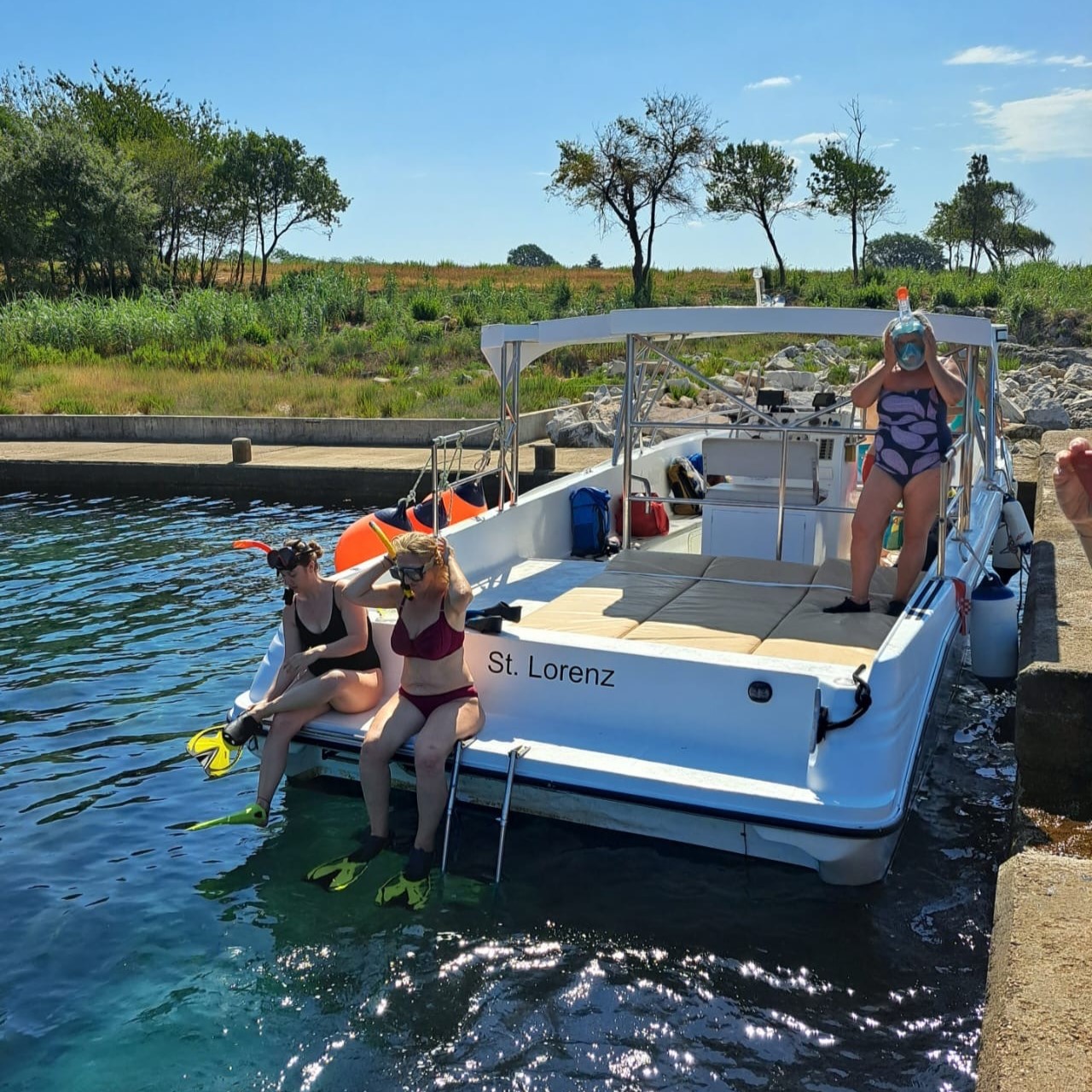 Alcune persone in barca durante il Gita in barca nei dintorni di Umago con snorkeling con Boat Tarin Umag.