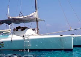Un barco de alquiler con licencia en Formentera con patrón para hasta 7 personas con Barco Rent Formentera.
