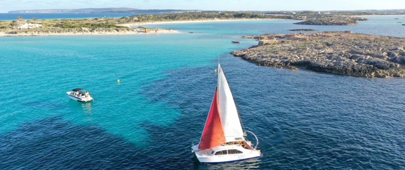 Un barco de alquiler con licencia en Formentera con patrón para hasta 9 personas con Barco Rent Formentera.